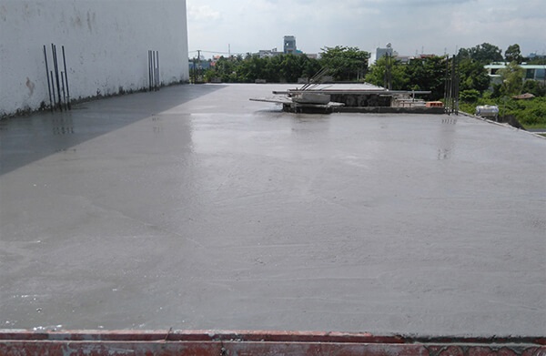 Phương pháp giữ ẩm giúp ngăn ngừa nước bốc hơi, đảm bảo quá trình thủy hóa của công trình.